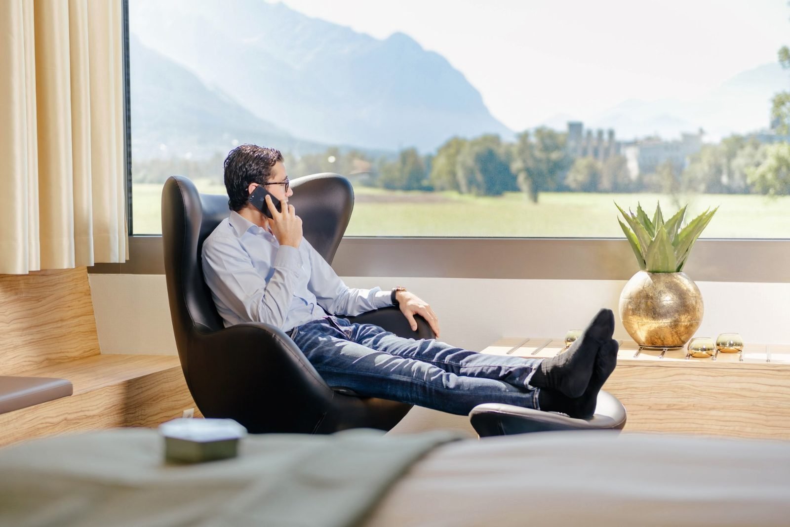 Sessel am Panoramafenster mit Bergblick