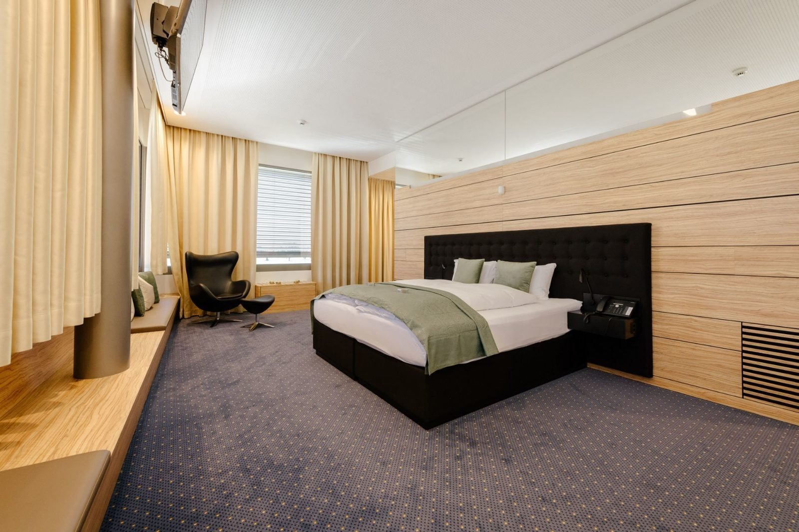 Doppelzimmer mit Doppelbett und Sitzecke